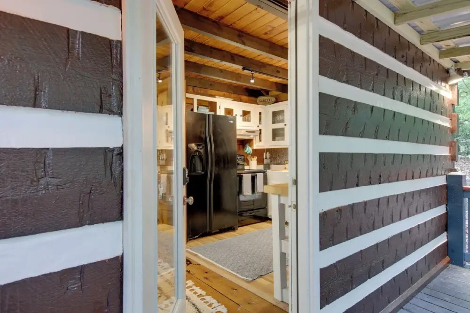 Charming Blue Ridge Mountain Cabin w/ Hot Tub