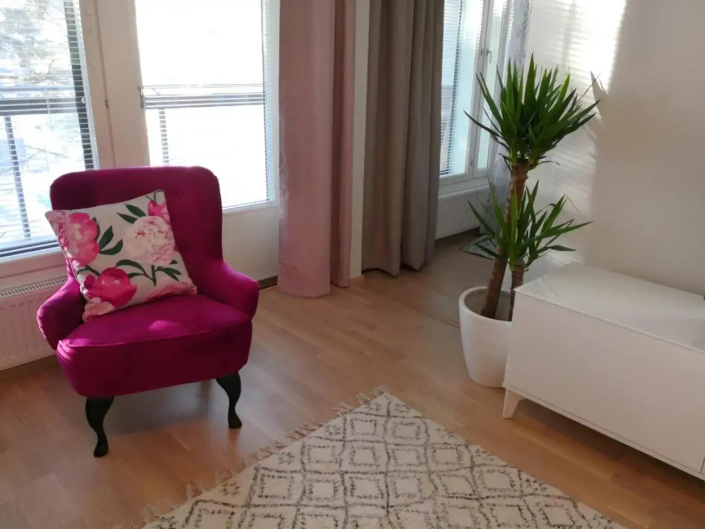 Charming Pine View Apartment