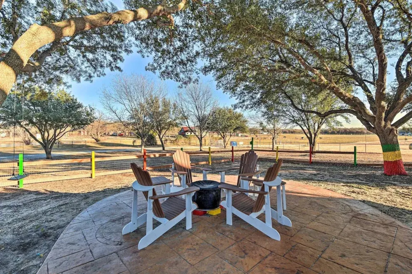 Private Pool: Spacious & Vibrant Argyle Villa!