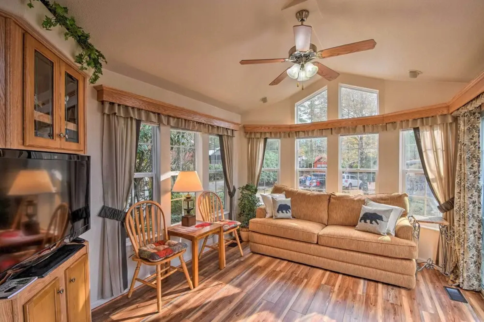 'the Cubs Den' Woodsy Highlands Home: Hike & Ski!