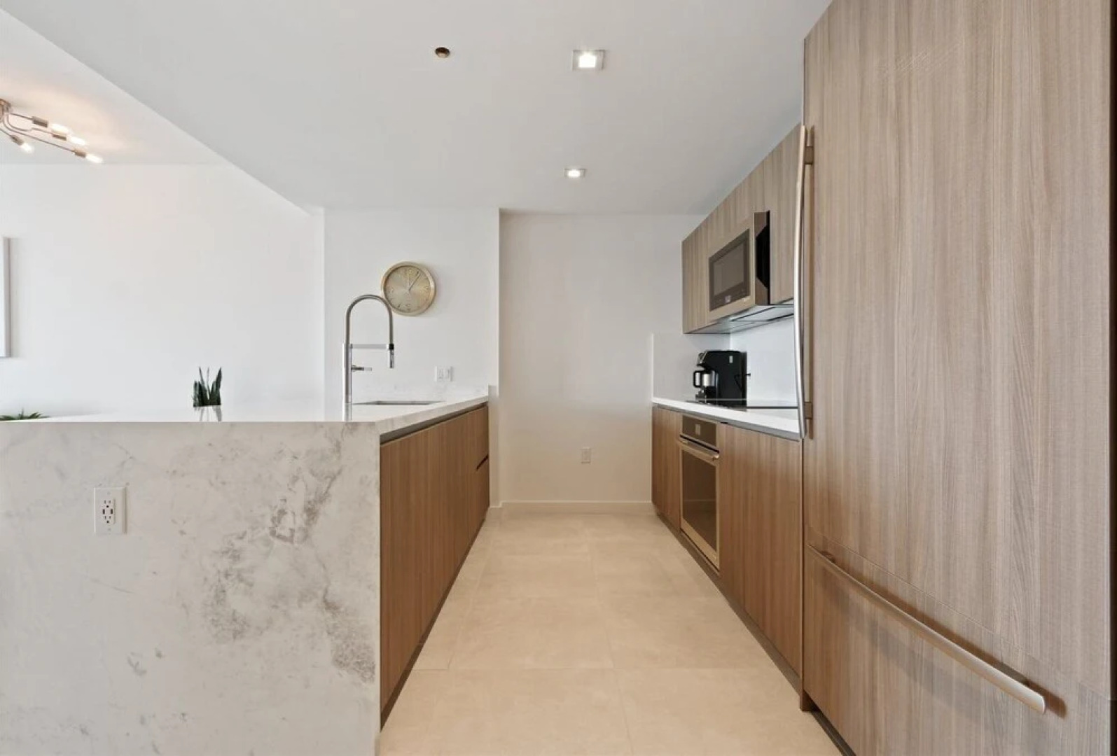 Top Fort Lauderdale Condo 7th Floor - Private and Sanitized, Hotel Amenities, Free Parking for Stays Over 27 Days, 400 ft From the Beach. Hosted by Super Host!