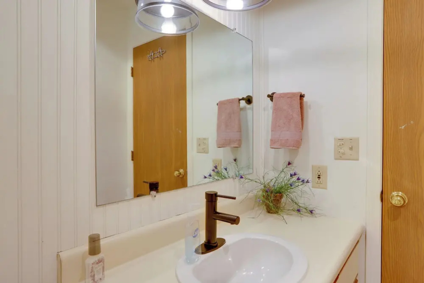 Pet-friendly Oak Harbor Condo: Walk to Lake!