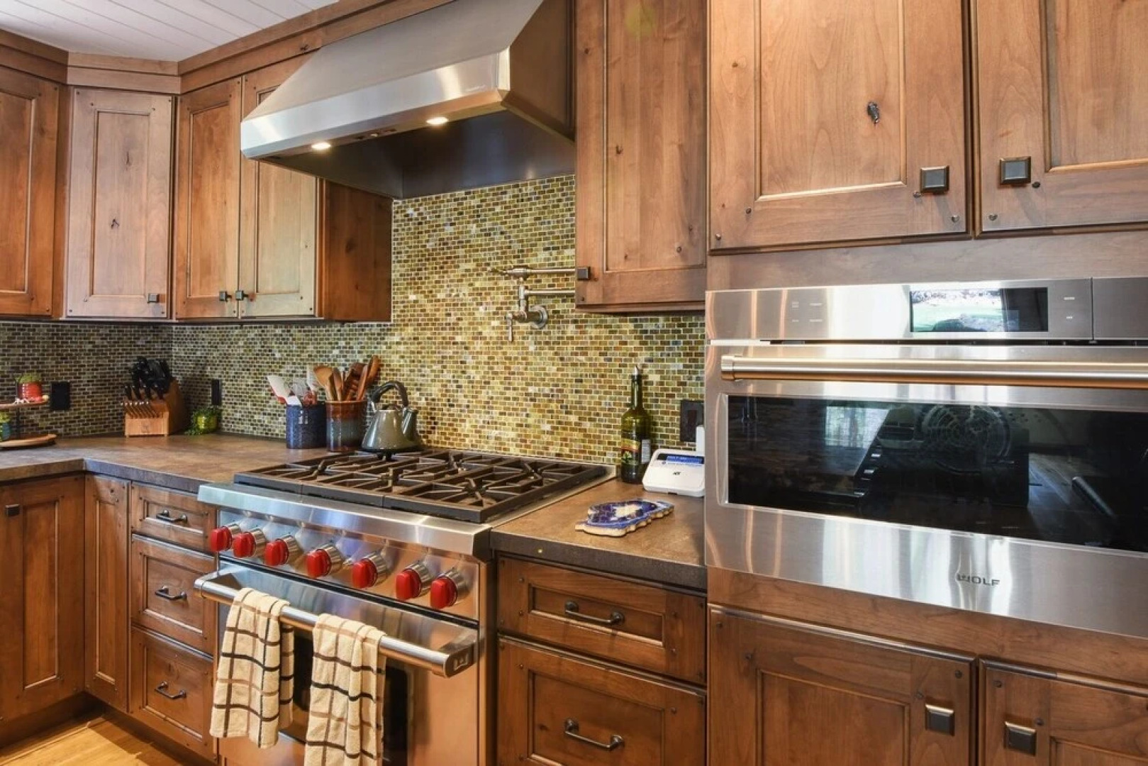 Canterbury Luxury Chalet - Hot Tub, Backs To Forest 3 Bedroom Home by Redawning