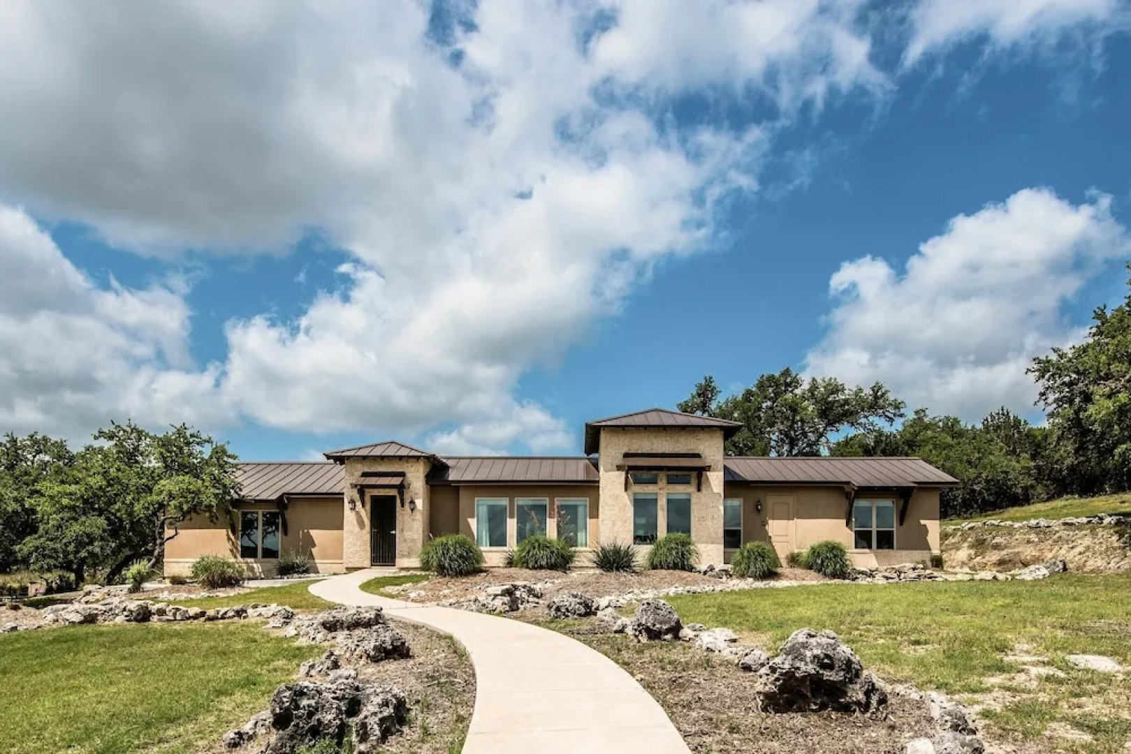 The Century Oak: 3-unit Beside Hidden Falls 4 Bedroom Home