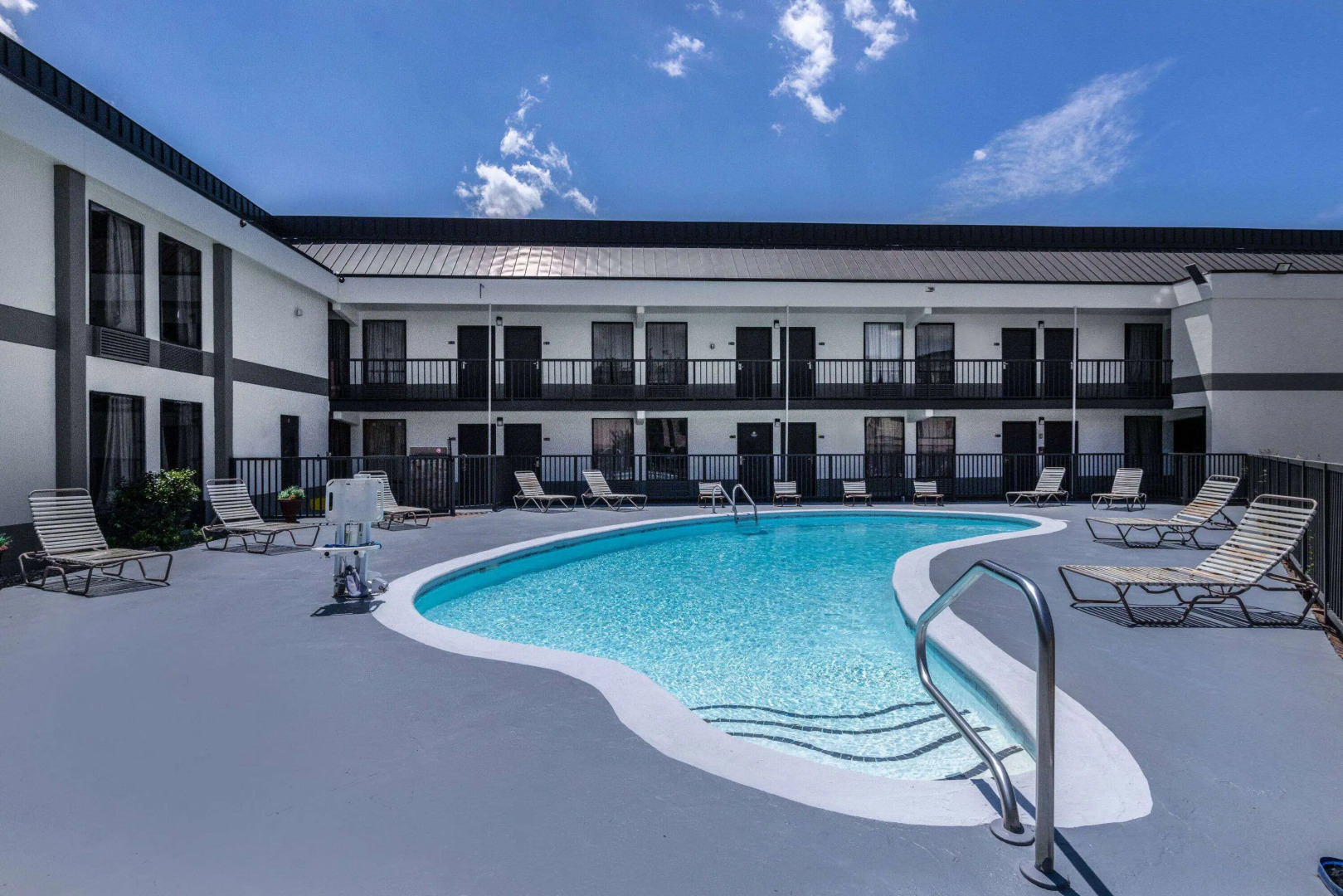 Days Inn & Suites by Wyndham Fort Bragg/Cross Creek Mall