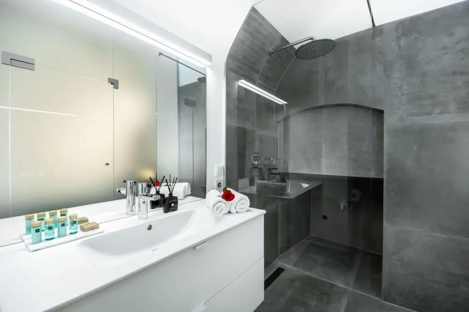 Suiten Apartment Art Collection With Kind Bed Air Conditioning and two Separate Bedrooms