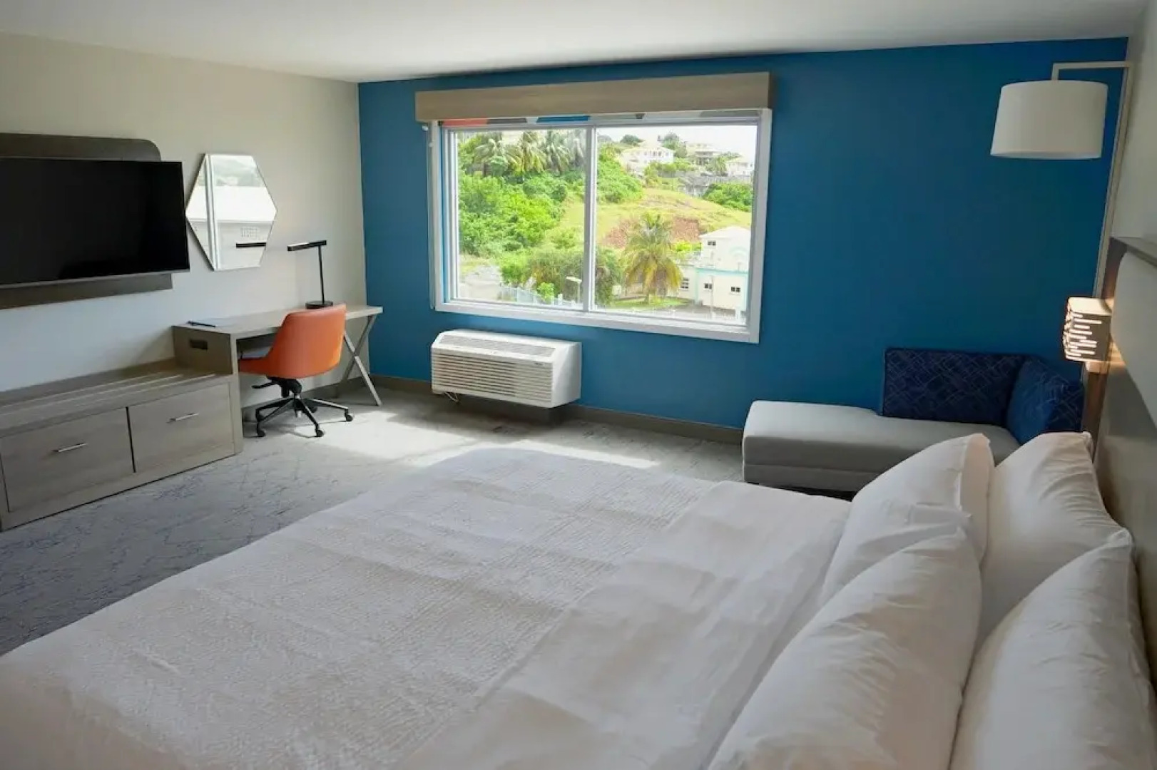 Holiday Inn Express & Suites Diamond by IHG