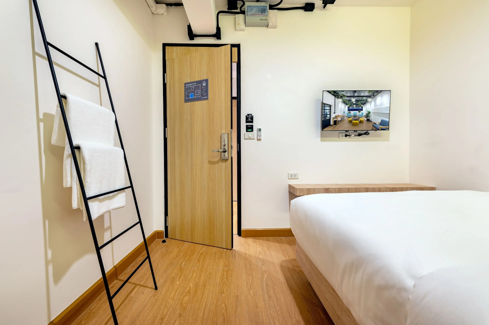 Siam Subway Hostel and Café