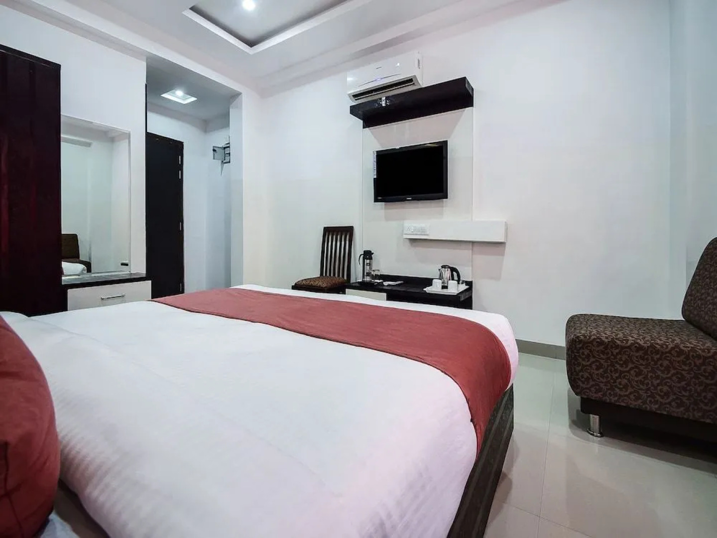 OYO 18262 Hotel White Tulip