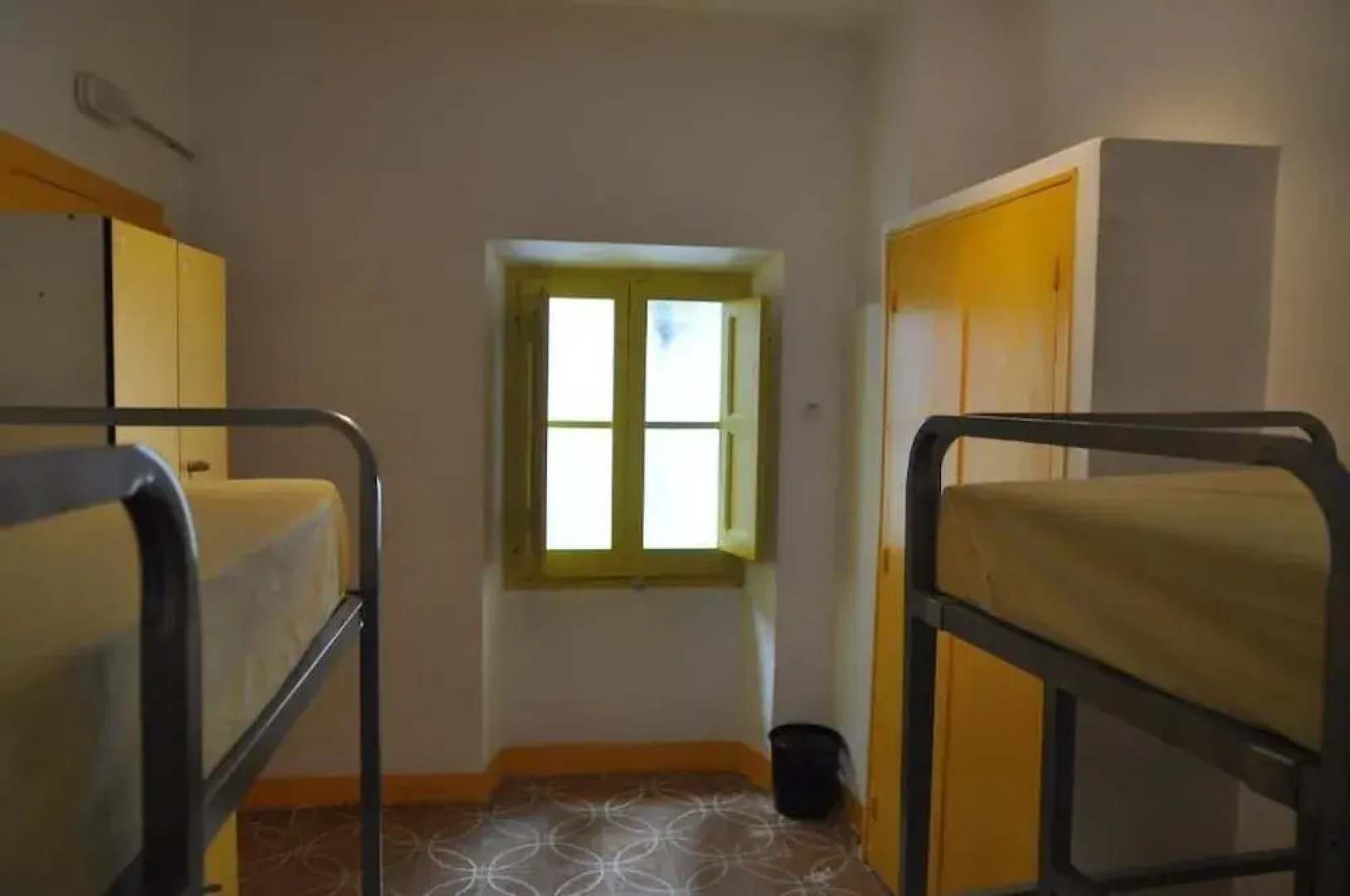 Mana Mana Youth Hostel