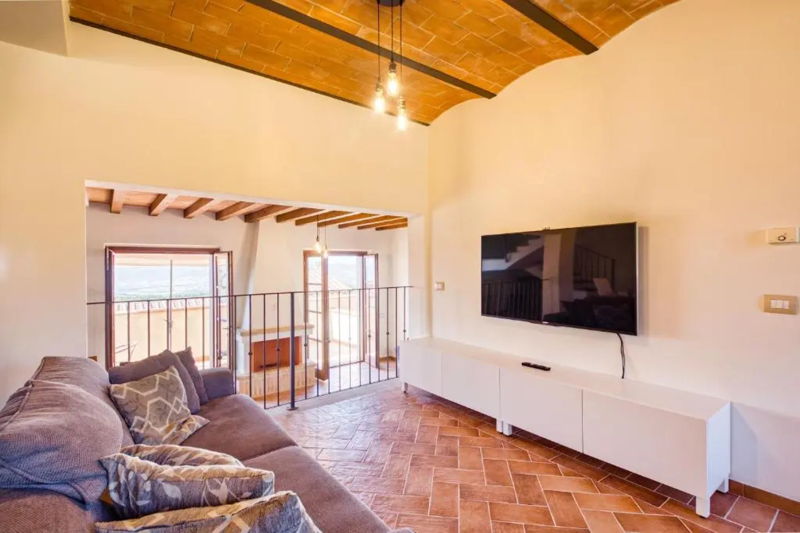 Bright Apt With Terrace and Shared Pool