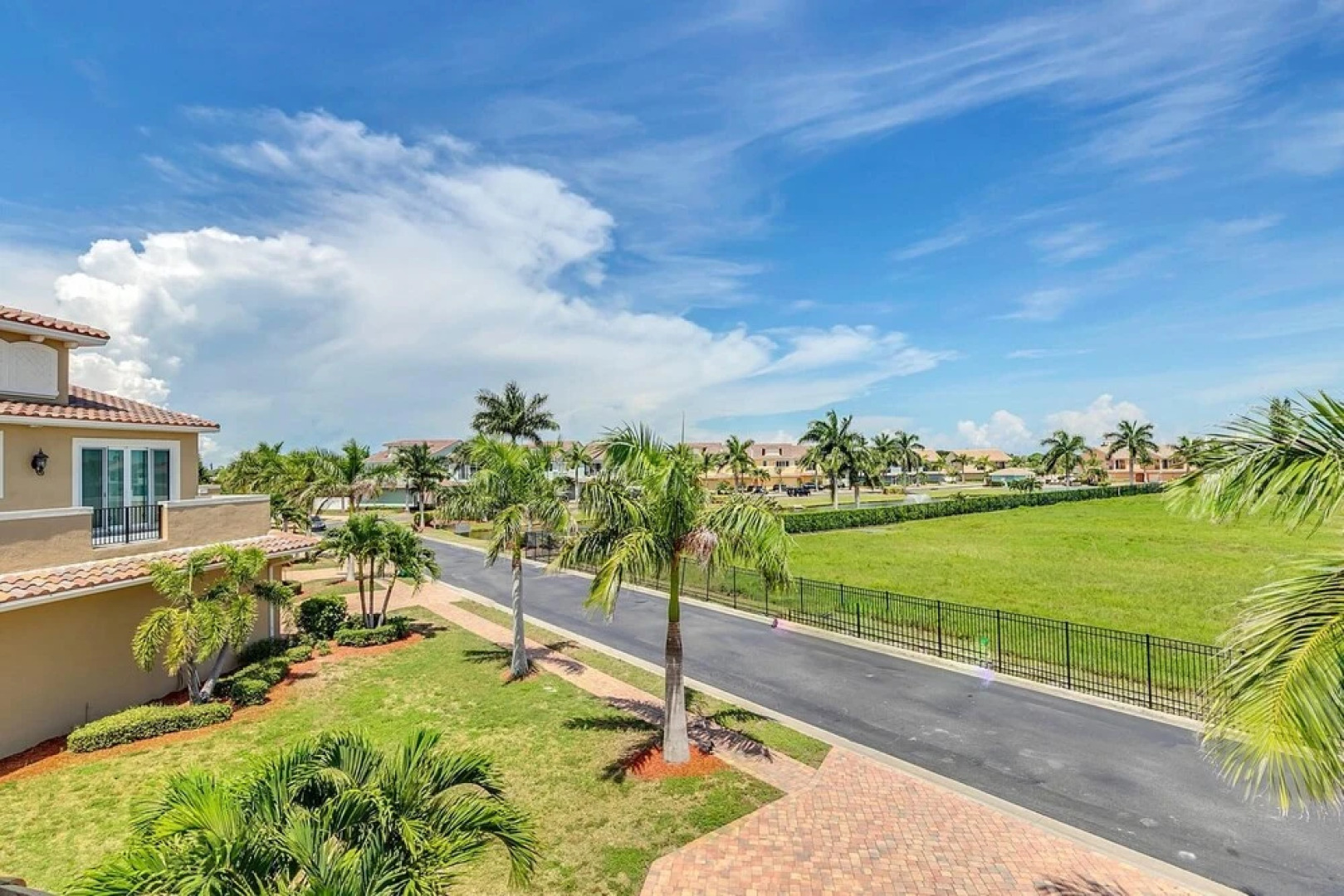 Upscale Private Home 10-min Walk to Canova Beach