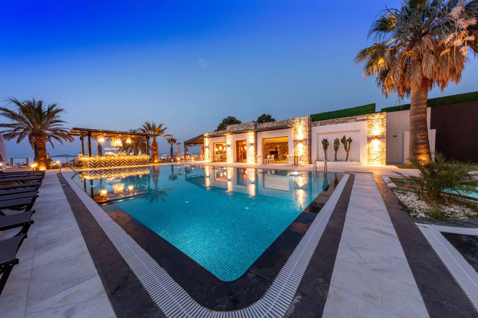 Moyo Beach Hotel