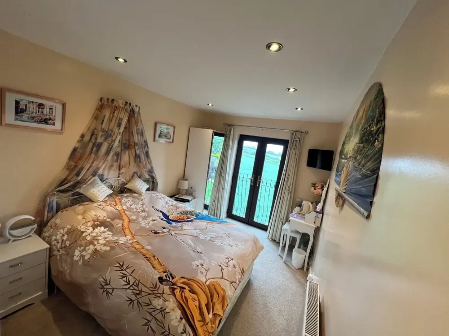 WILLOW RIDGE - a large country house with 3 rental rooms