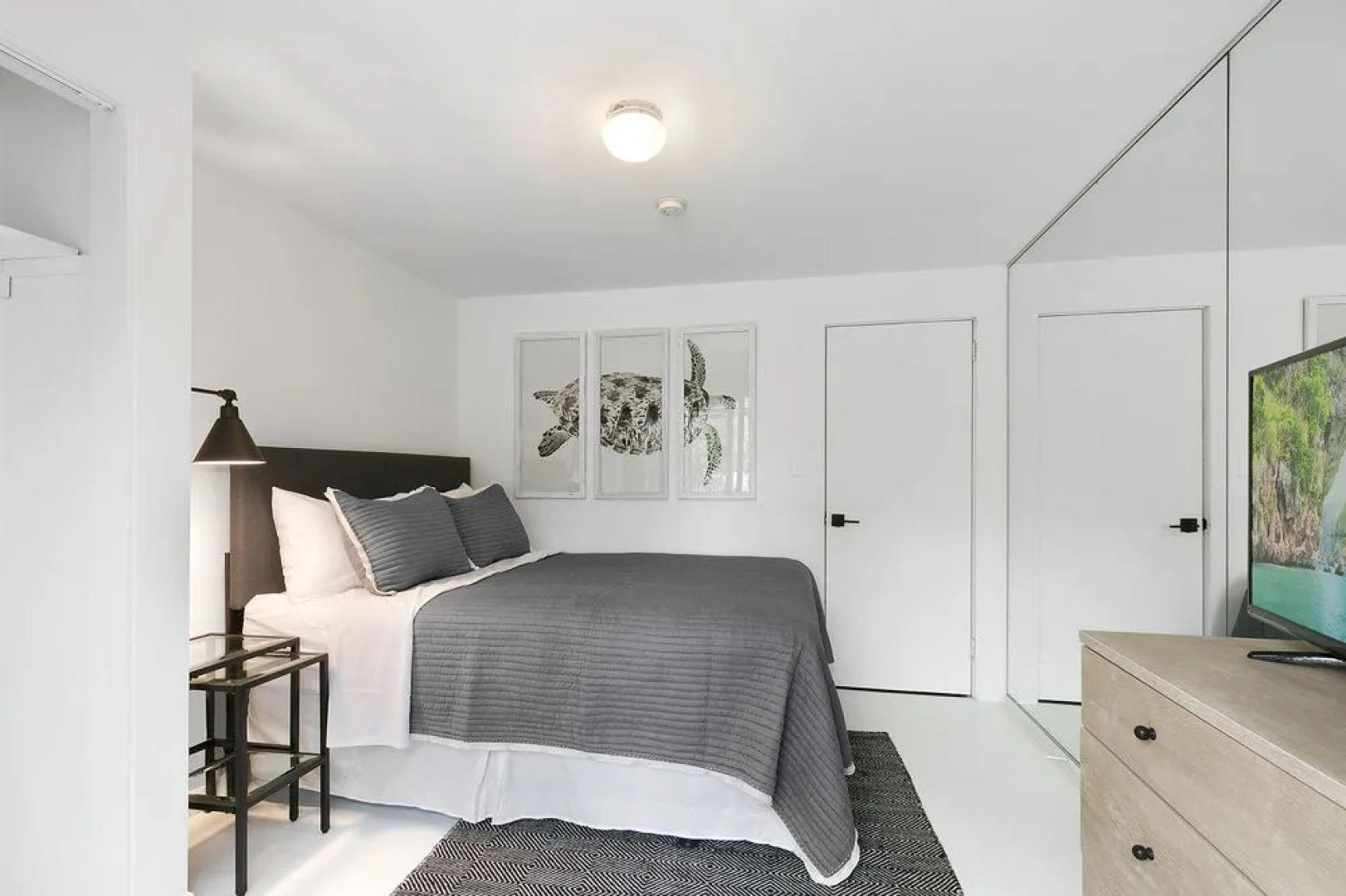 Village Latch Inn Hotel