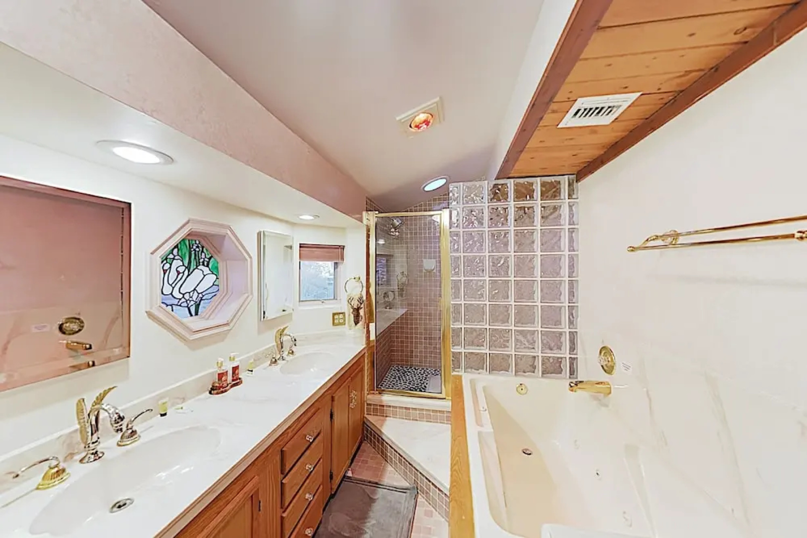 Expansive Haven W/ Fireplaces & Epic Game Room Home