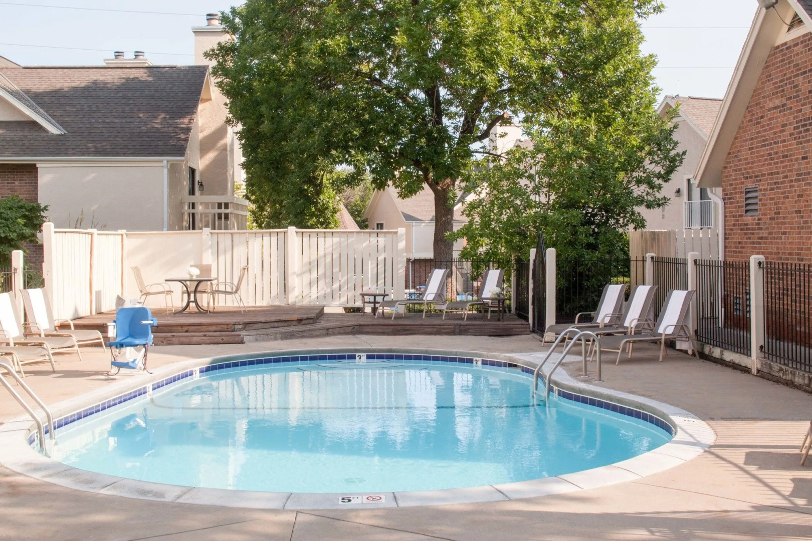 Cloverleaf Suites Kansas City - Overland Park