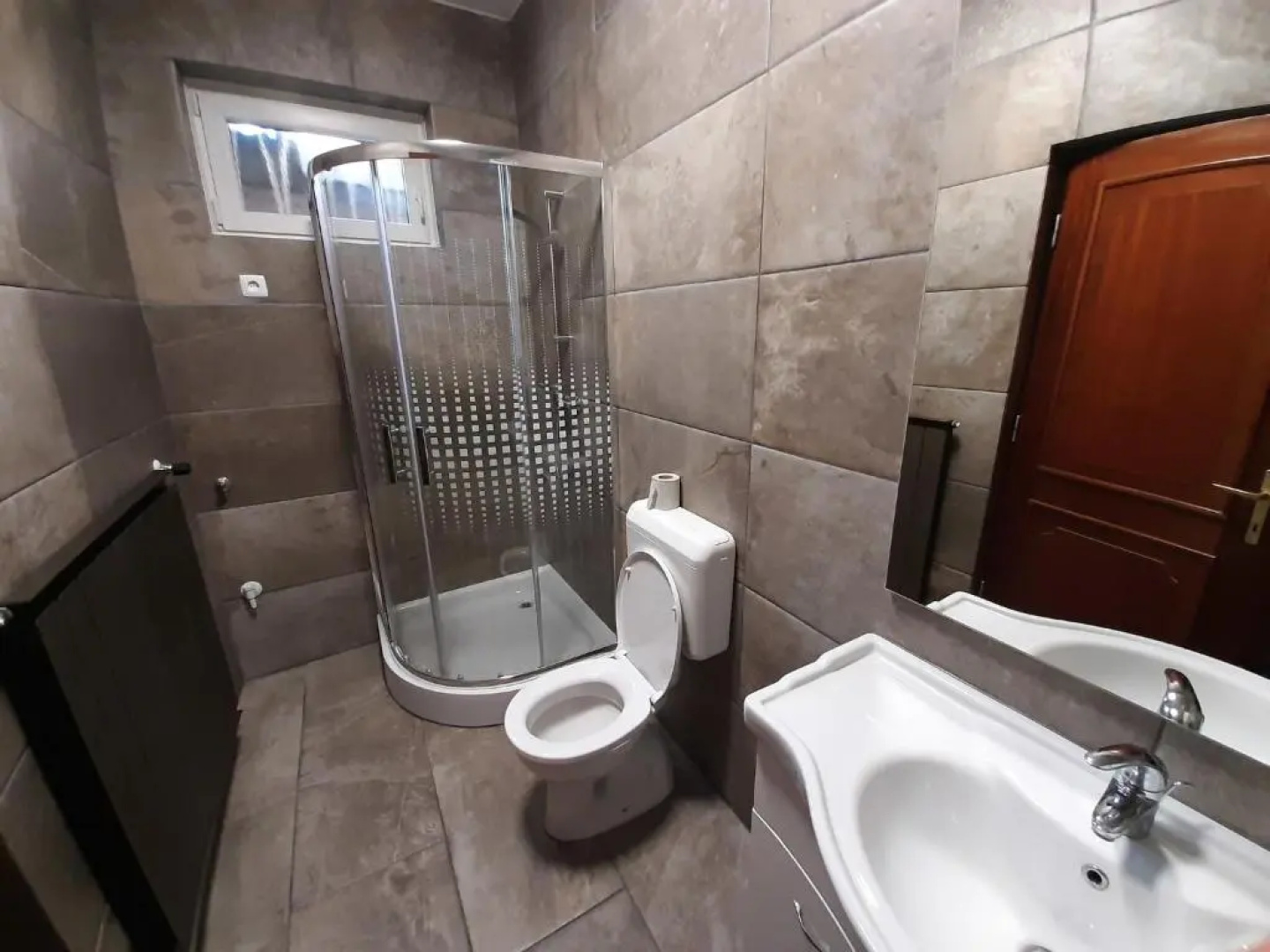 42 féröhelyes apartman