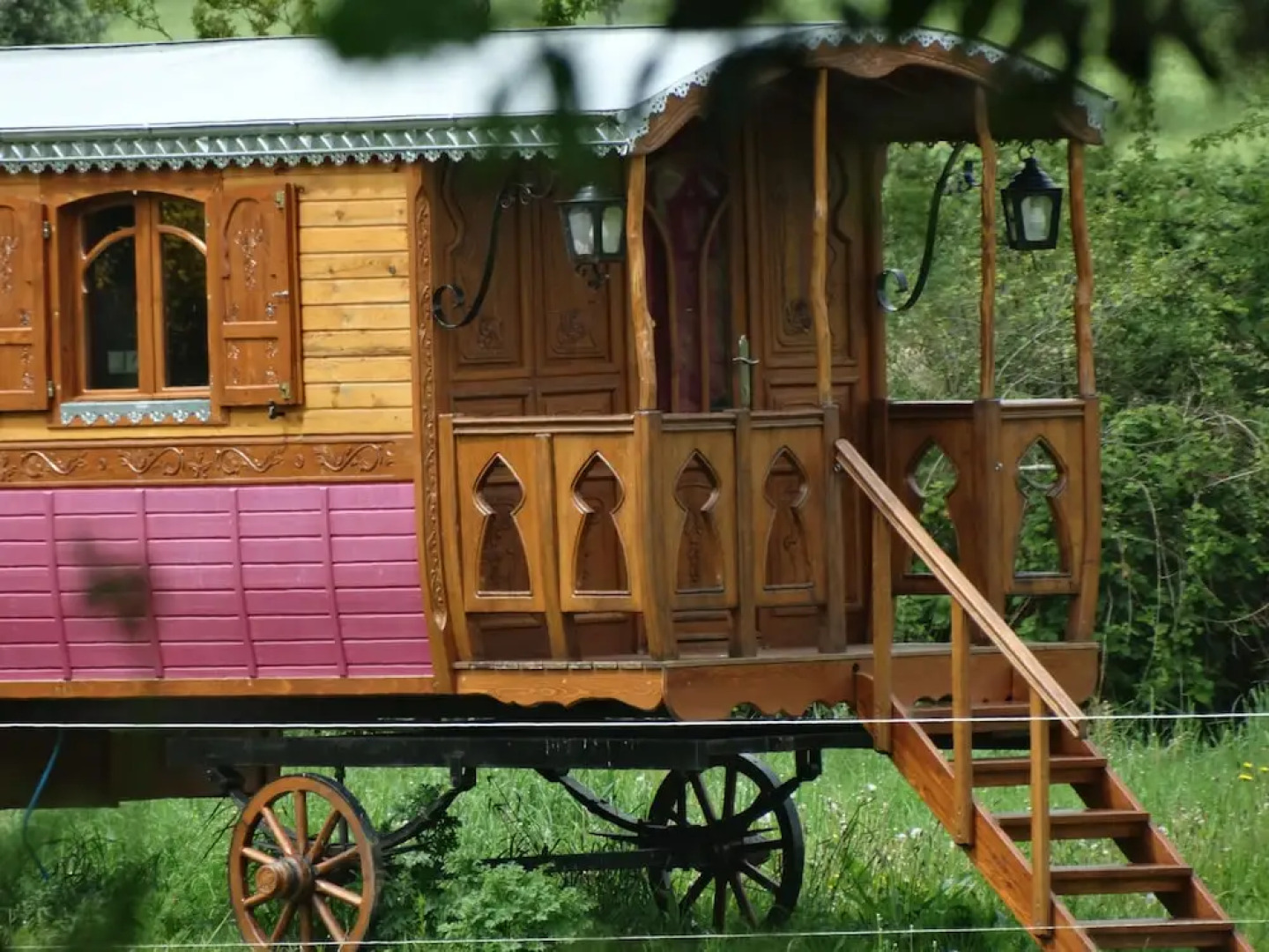 Une roulotte et des chevaux