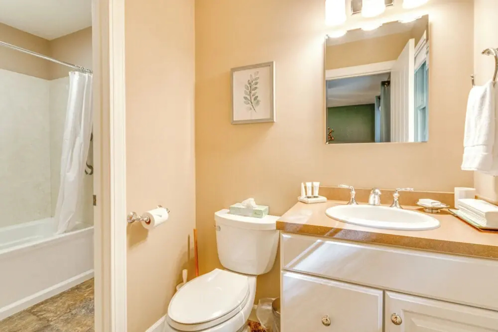 Cozy Hideaway w/ Grill, 17 Mi to Asheville