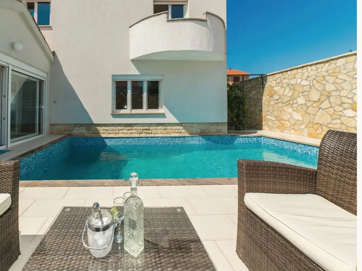 Spacious Villa in Maslenica with Swimming Pool