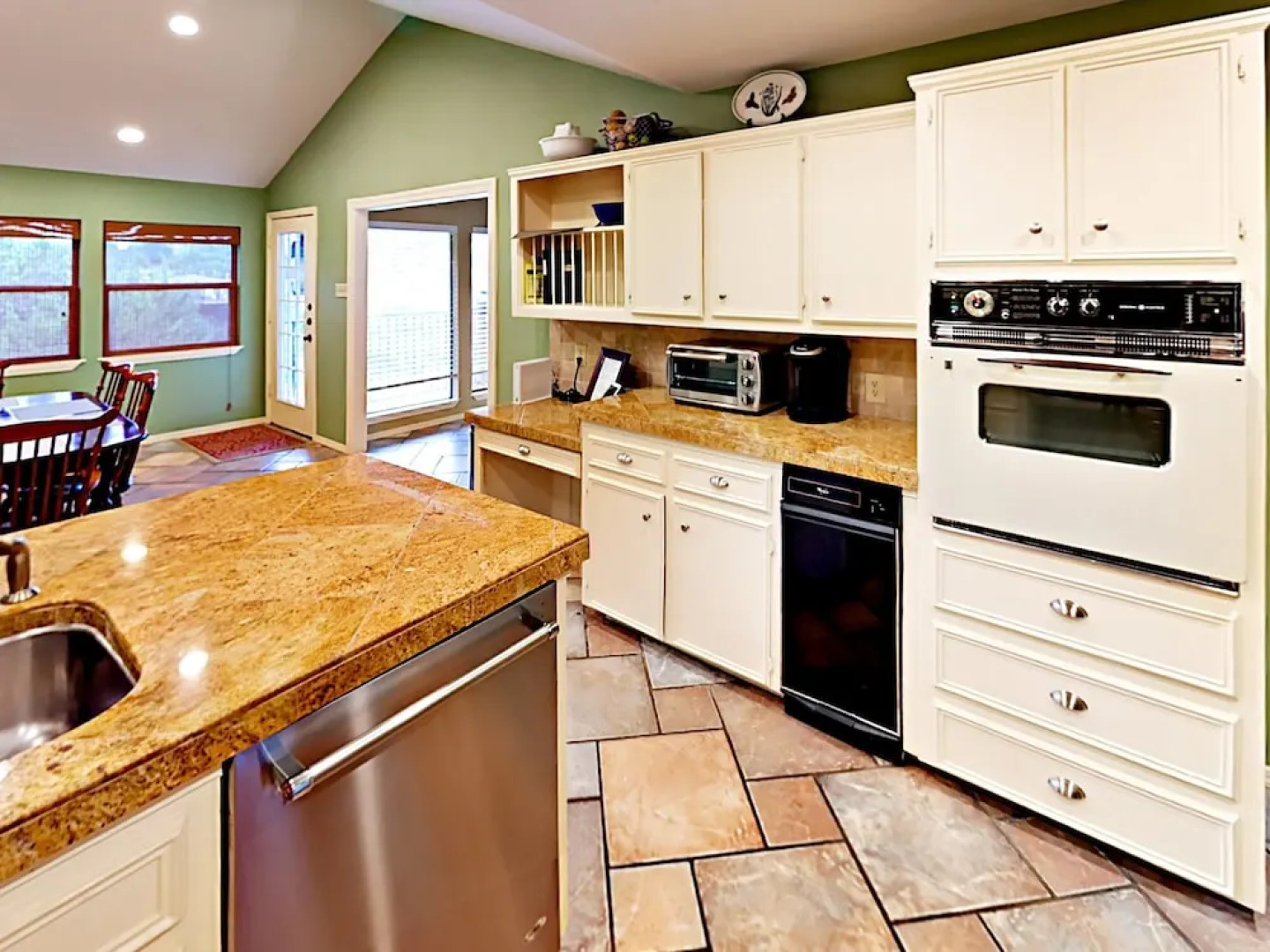 4BR Lakeway Waterfront by RedAwning