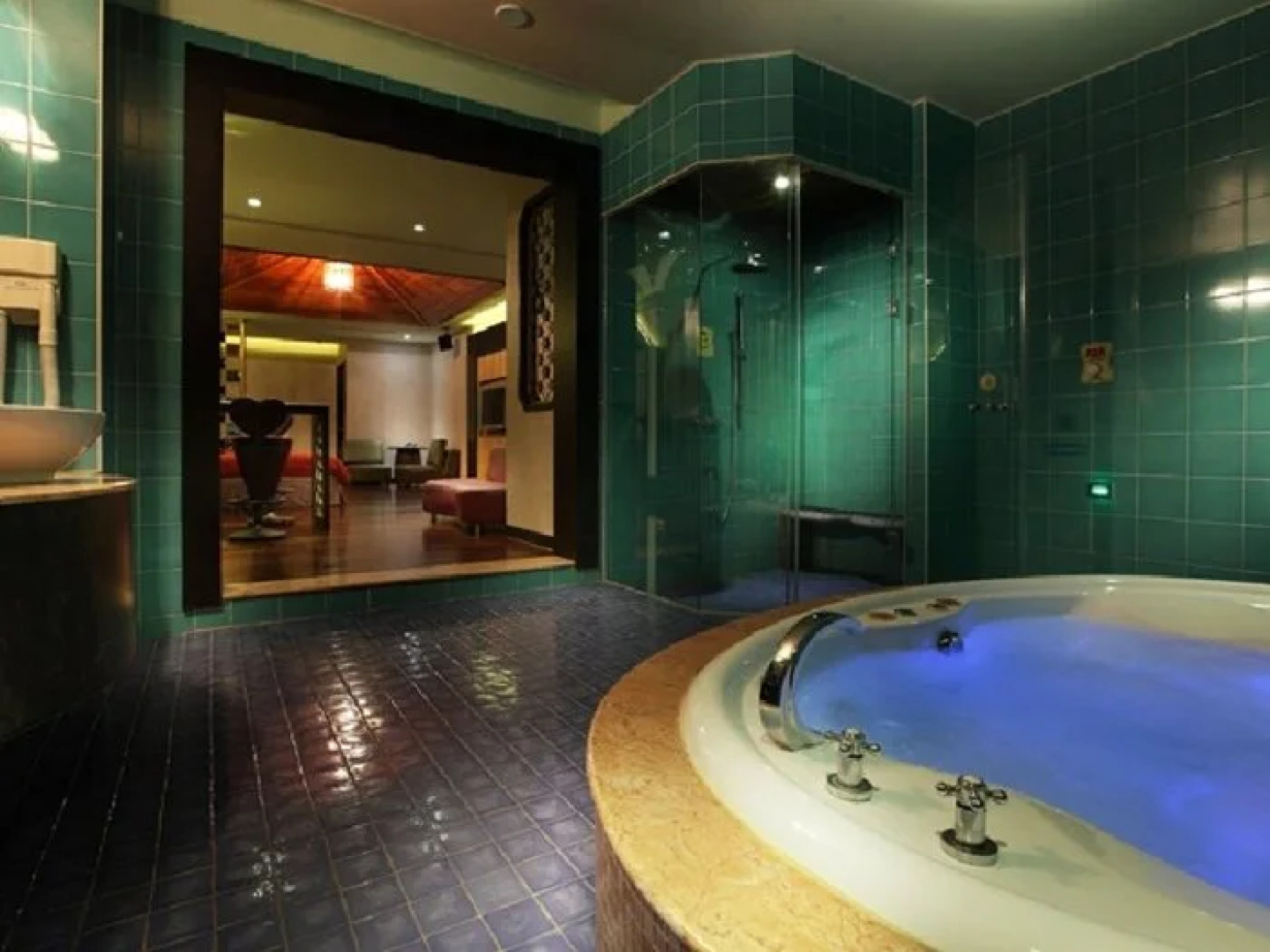 Royal Group Motel Chien Kuo Branch