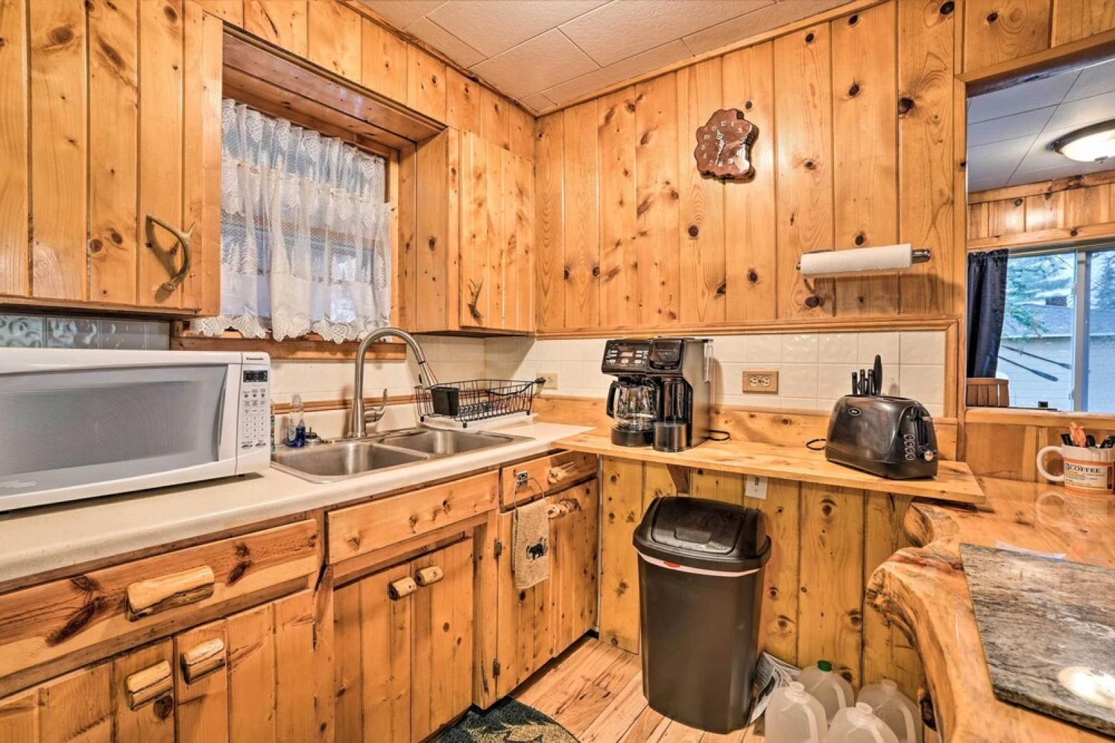 Cozy & Rustic Cottage With Houghton Lake Access!