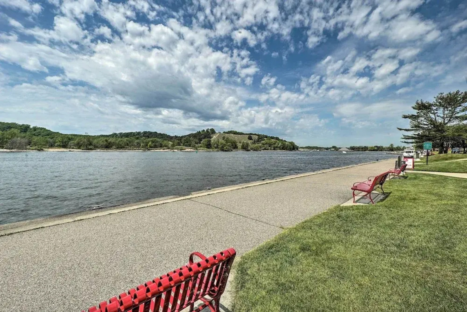 Grand Haven Condo: Walk to Lake + Pool Access!