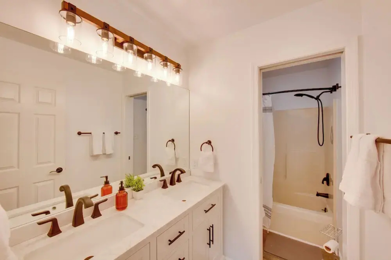 Game Room & Covered Patio: Hummelstown Hideaway