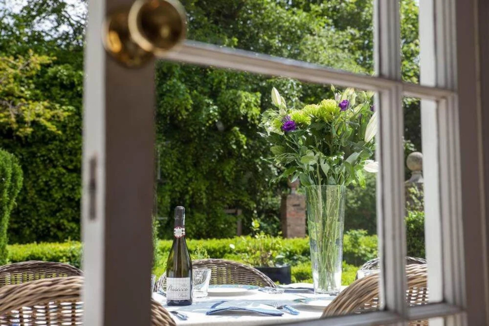 Secluded country house gem with swimming pool & tennis court