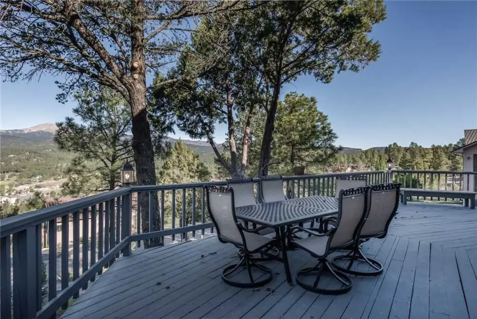 Gray Wolf Lodge - Four Bedroom Cabin with Hot Tub