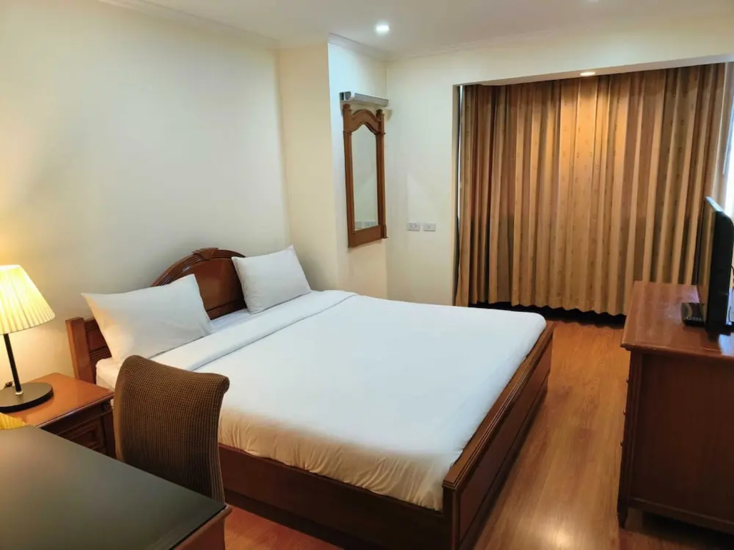 Апартаменты Omni Tower Direct Rooms Sukhumvit Soi 4