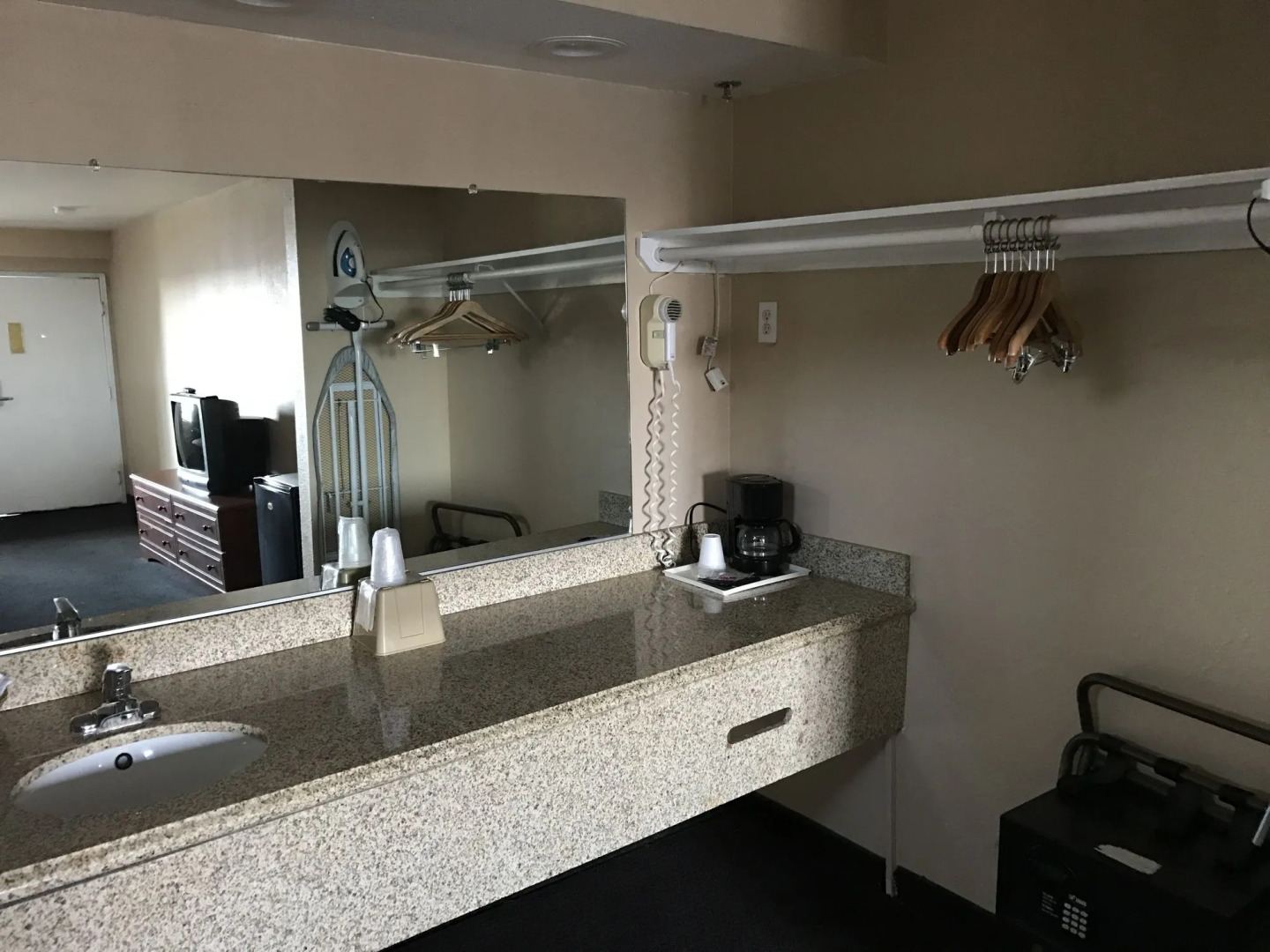 Studio 6 Bakersfield, CA - South