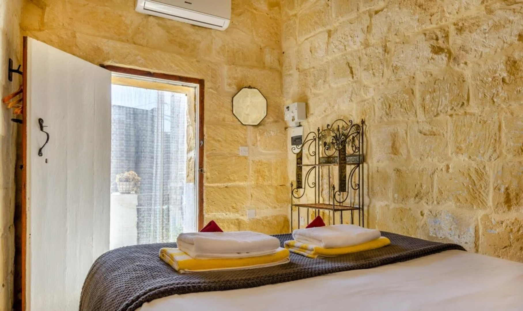 Tranquil Courtyard Retreat in a 1-br Country Home