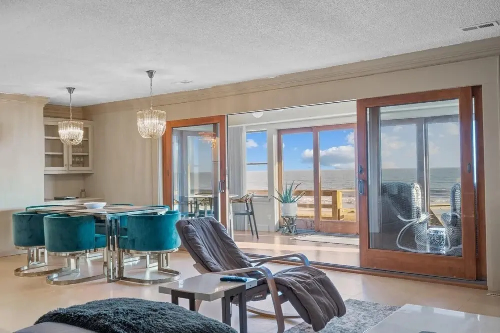 The Green Flash 4 Bedroom Home by RedAwning