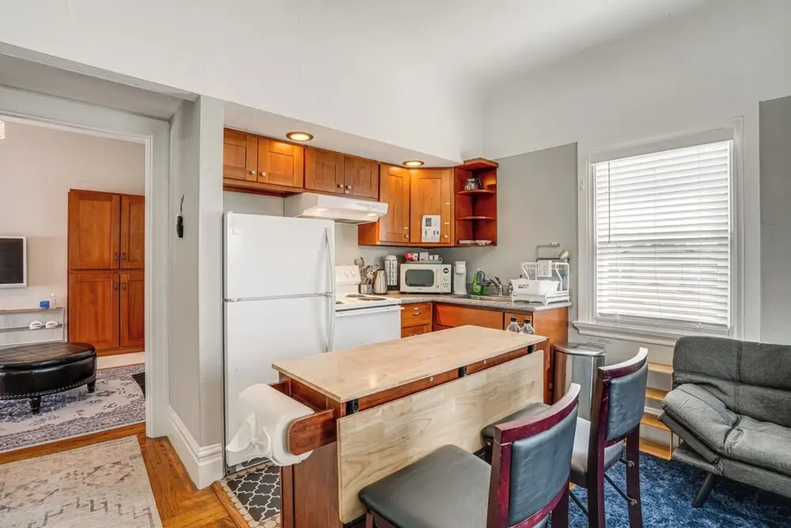 8 Mi to Bay Bridge: Couple's Getaway w/ Mtn Views!