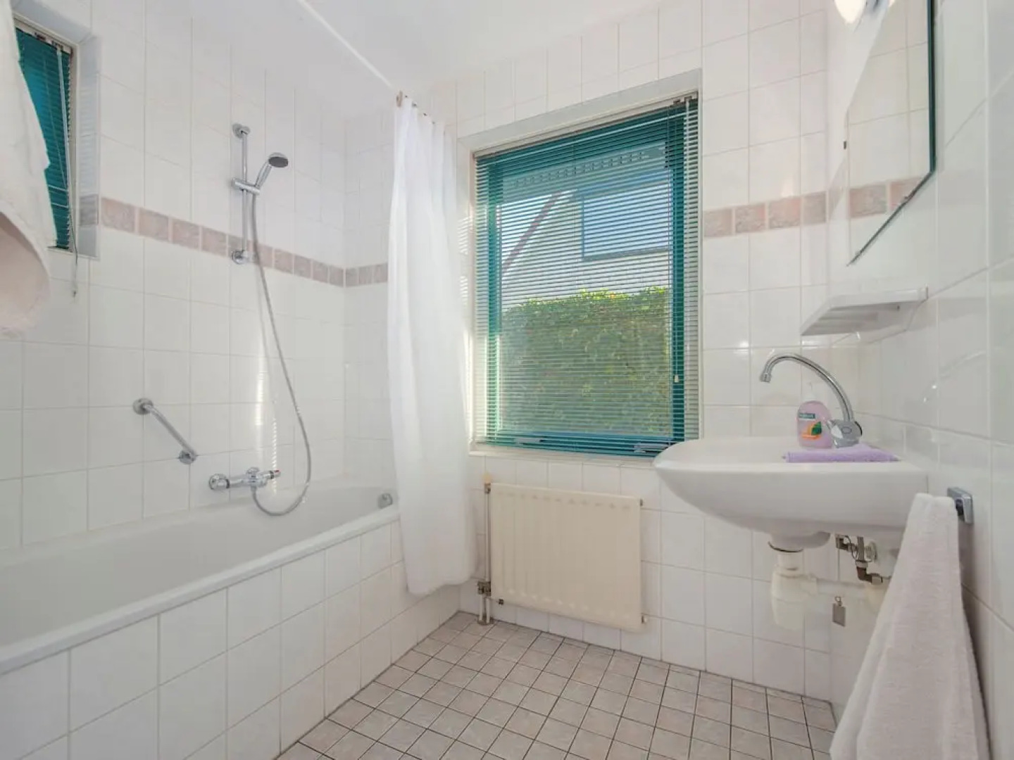 Detached, Well-kept Holiday Home With Wifi, Beach at 500 m