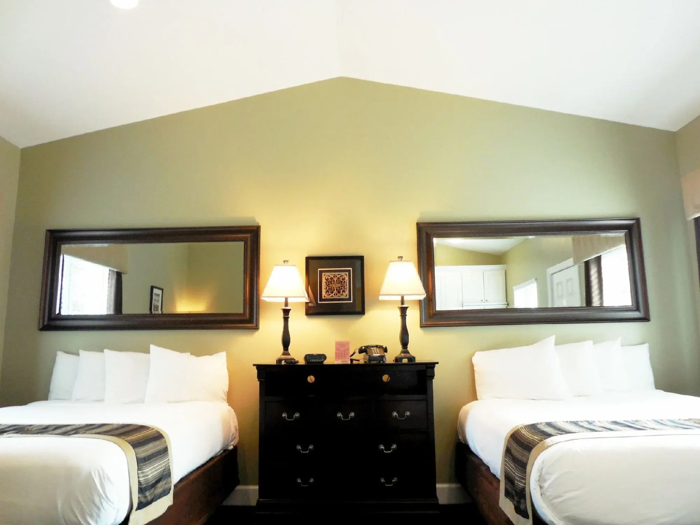 Sea Breeze Inn And Cottages