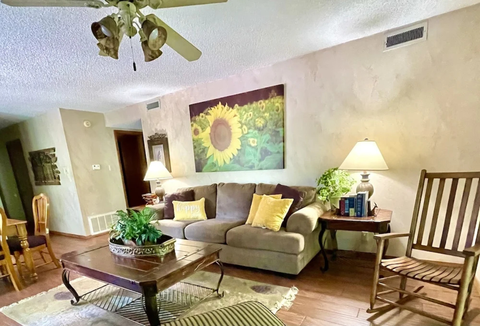 Forest view, log-sided two bedroom, two bath condo on Lake Ouachita. 2 Condo by RedAwning