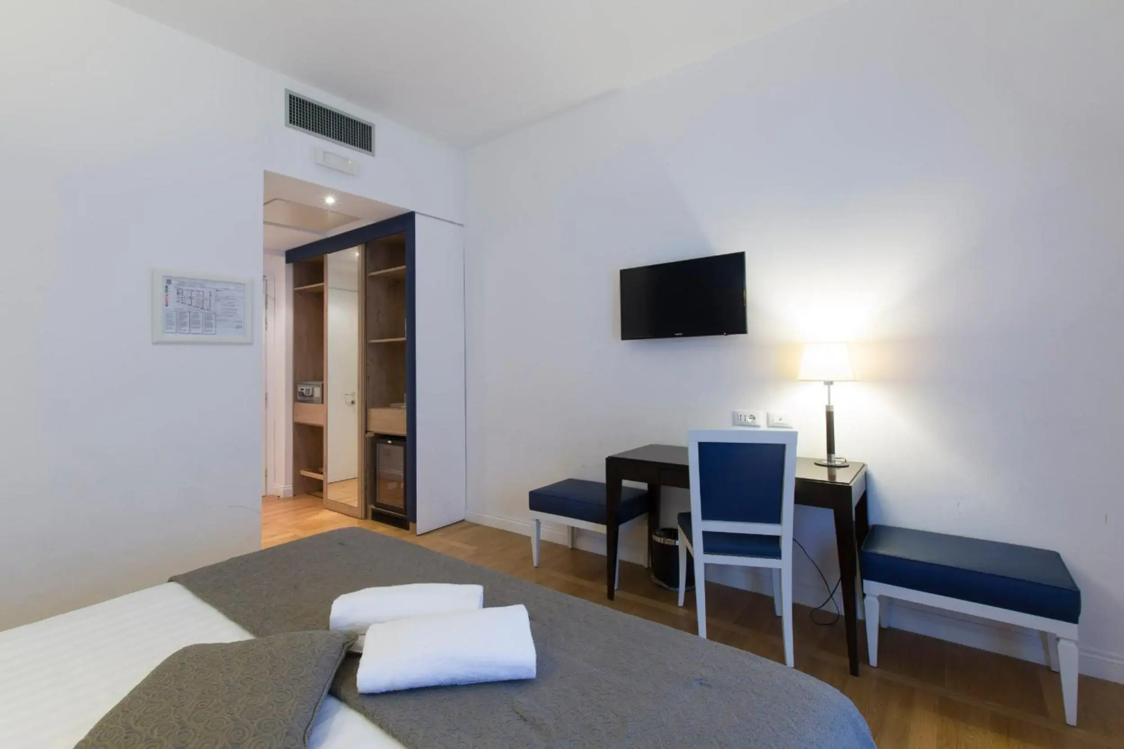 Floris Hotel