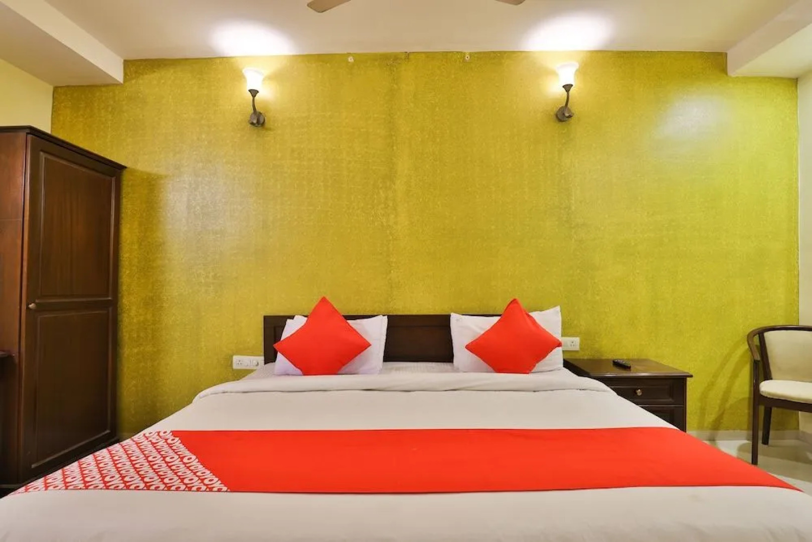 Oyo 2494 Hotel Shree Plaza