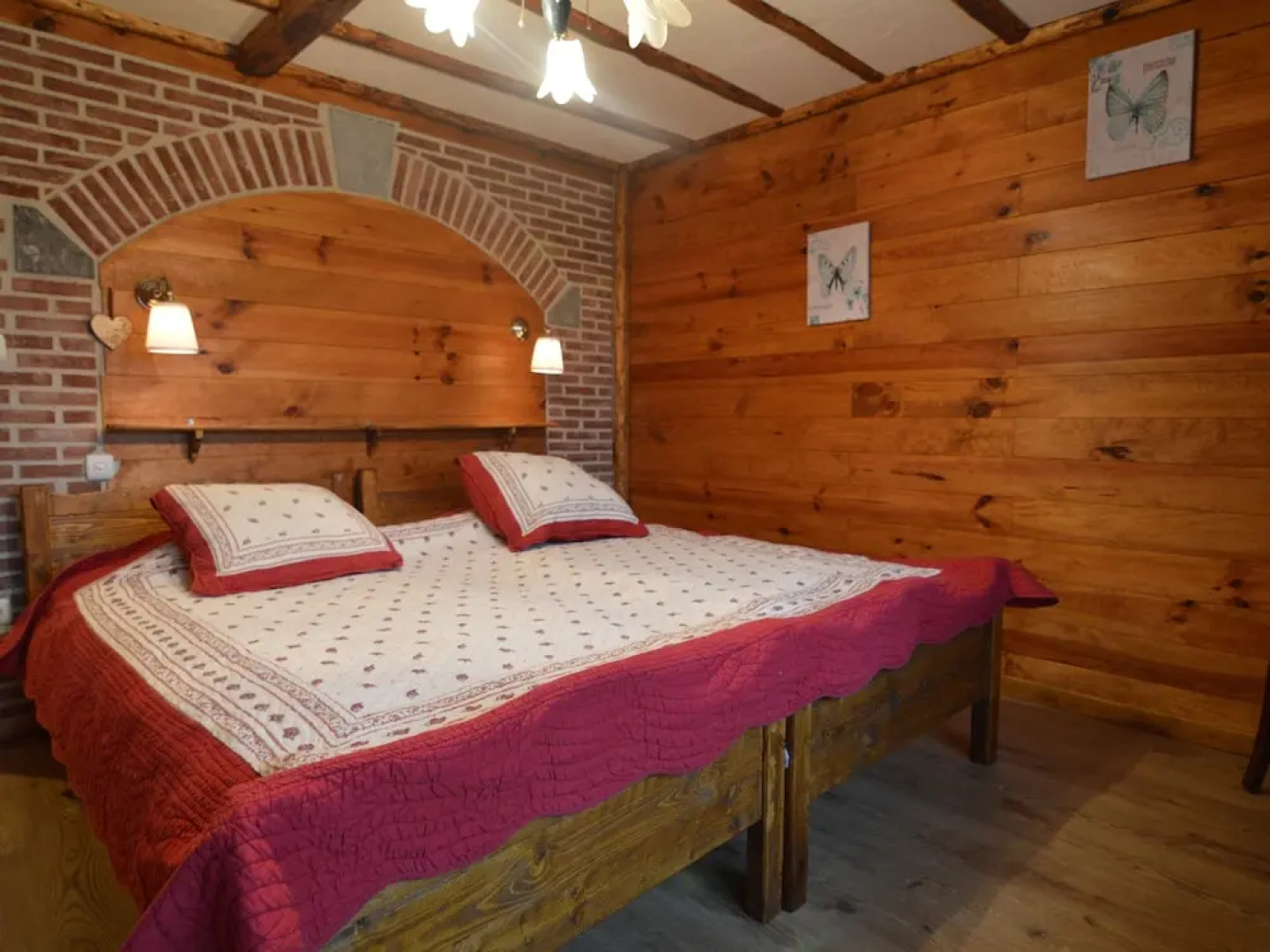 Family House with Large Garden & Games Room near Bambois Lake