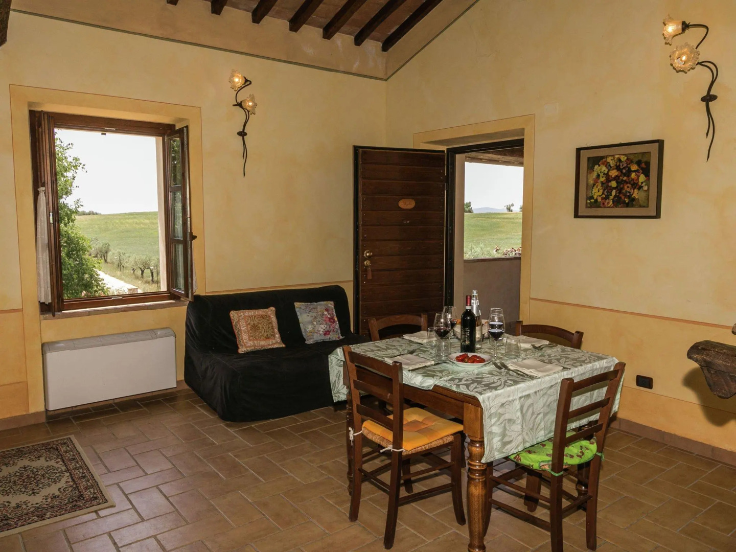 Luxury, modern apartment with pool and stunning views, 1 hour from Rome