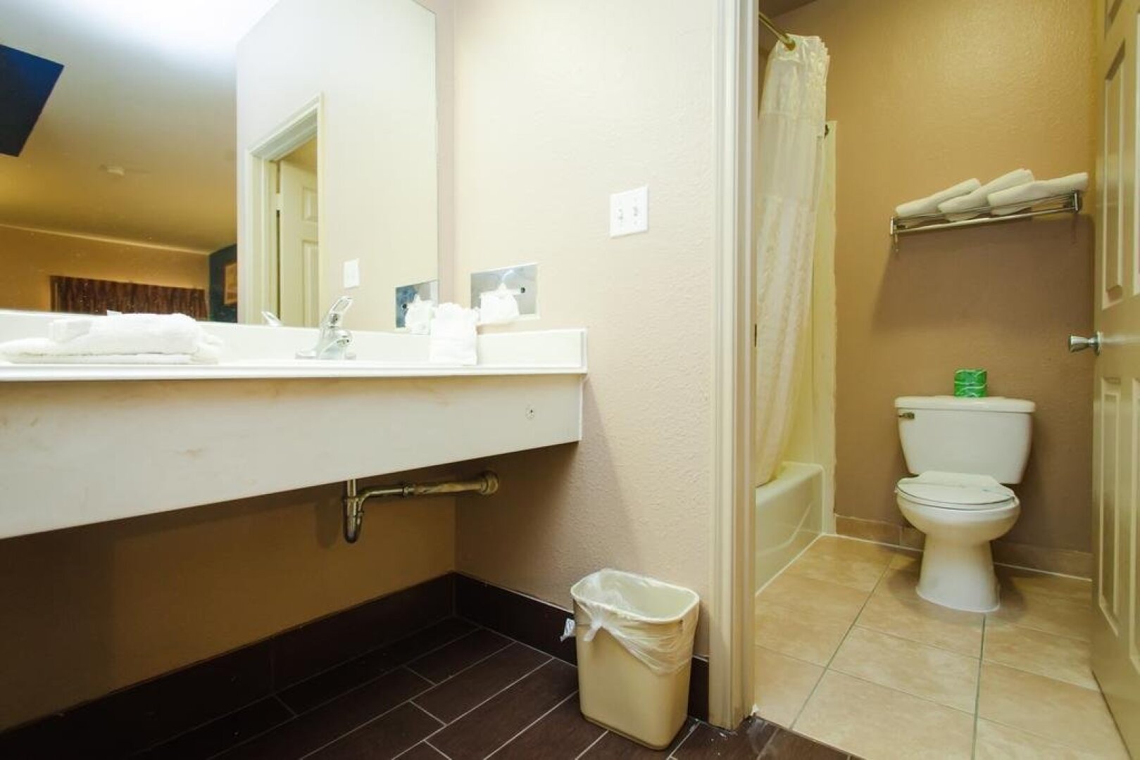 Scottish Inn & Suites