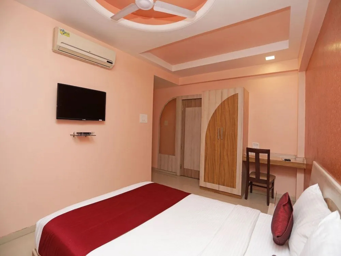 OYO 6401 The Neelam Executive