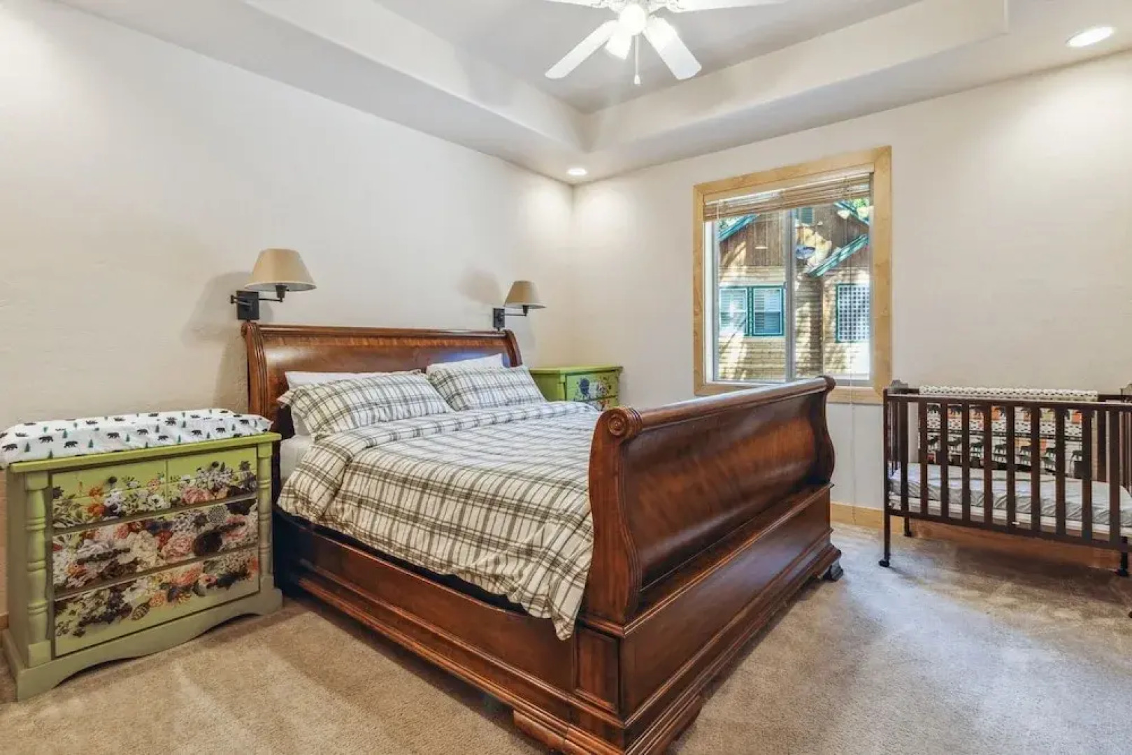 Dog Friendly Summer Vacation Hub Near Town 4 Bedroom Home by Redawning