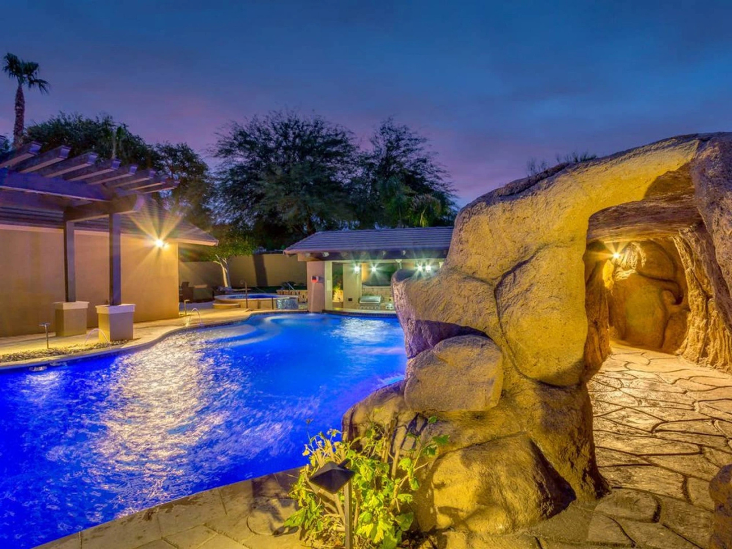 Your Oasis-Private Estate Resort 6Bdrm/5.5 Bath/Pool Misters