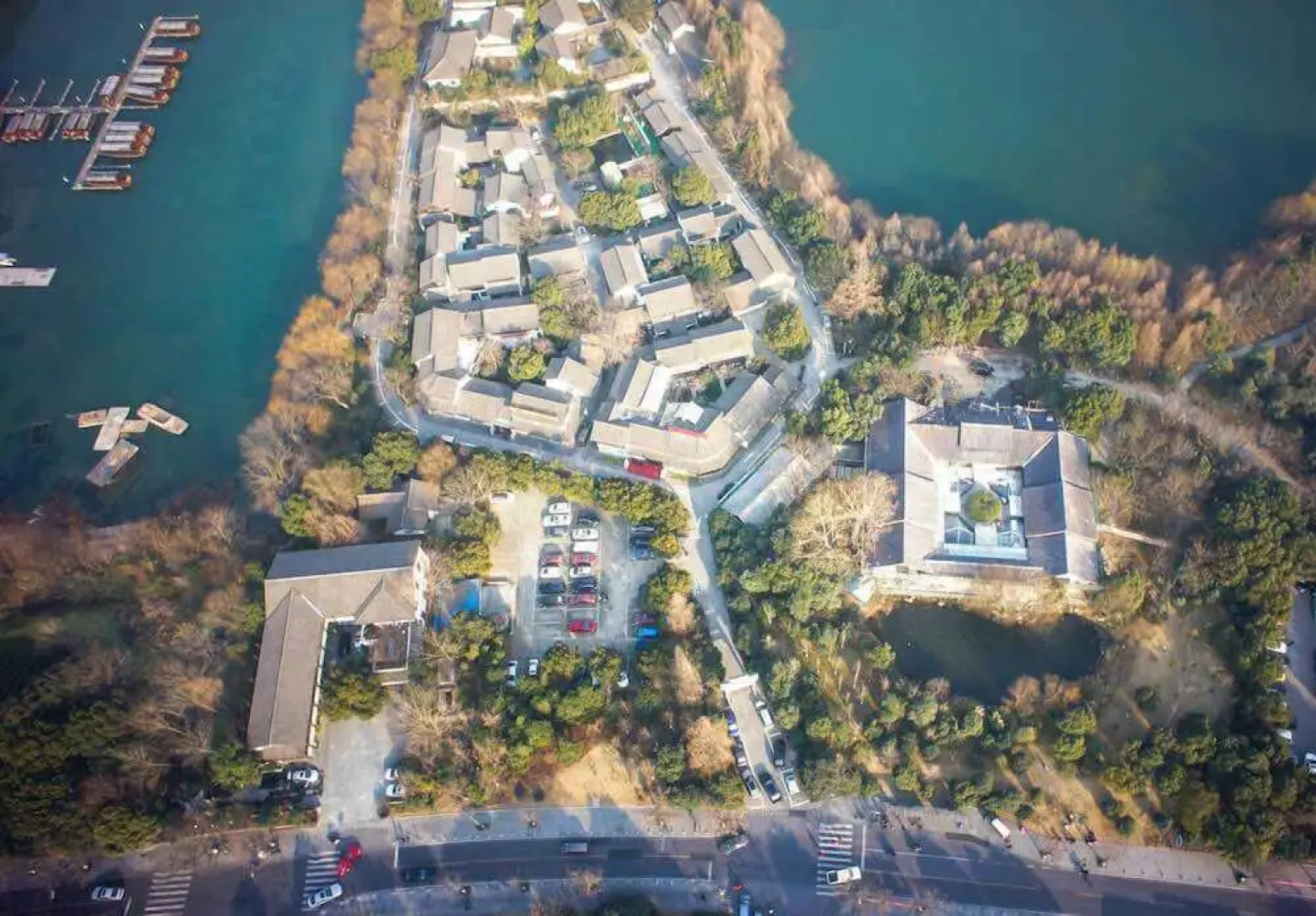 Yurong West Lake Cottage Resort Hotel