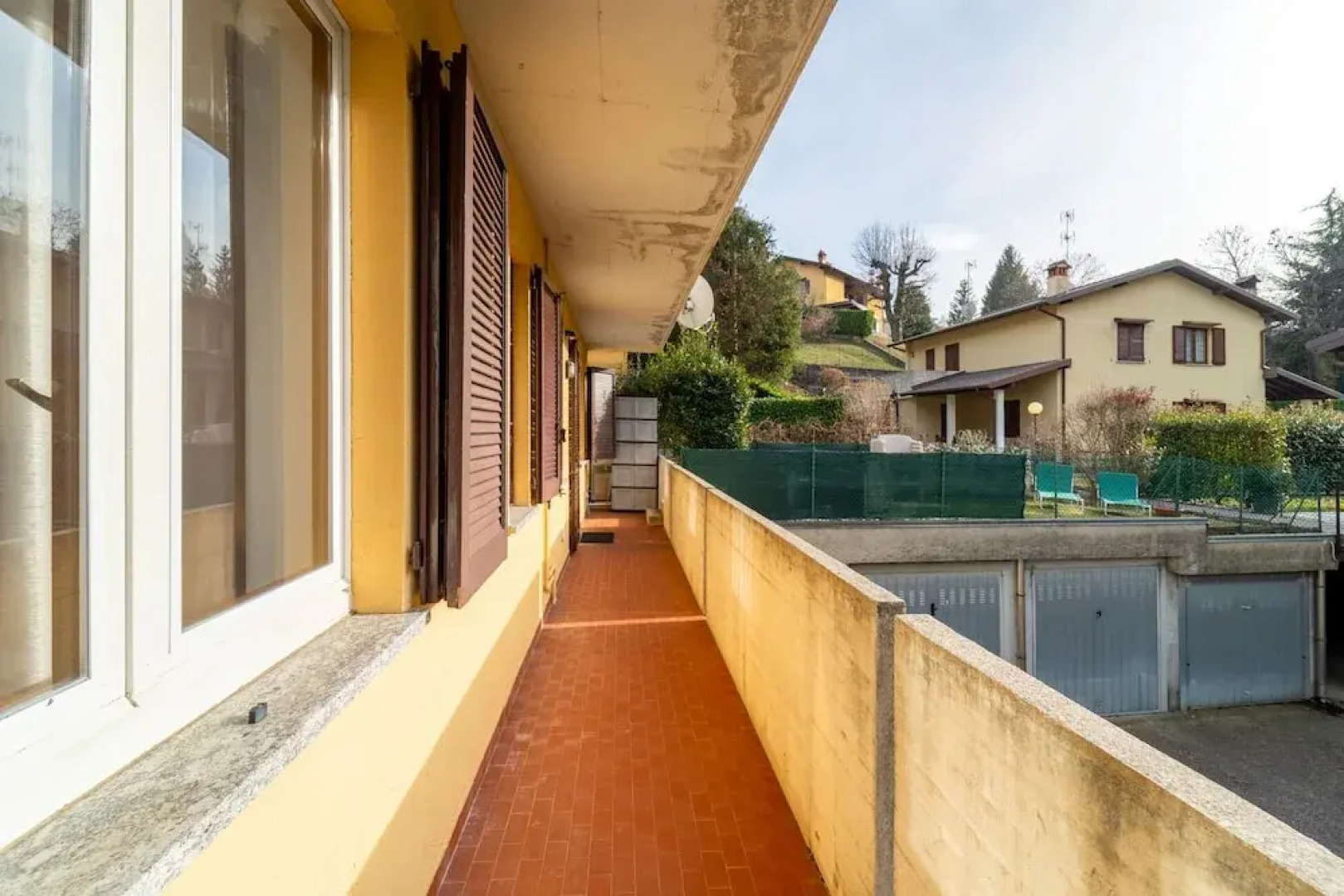 Scarlet Apartment With Garden